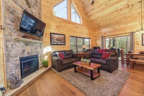 Smart TV, fireplace, video games, printers - VRBO TOP 10 AWARD 🌟MOONSHINE PEAK CHALET-VOTED#1 IN GATLINBURG, TN (Gatlinburg)