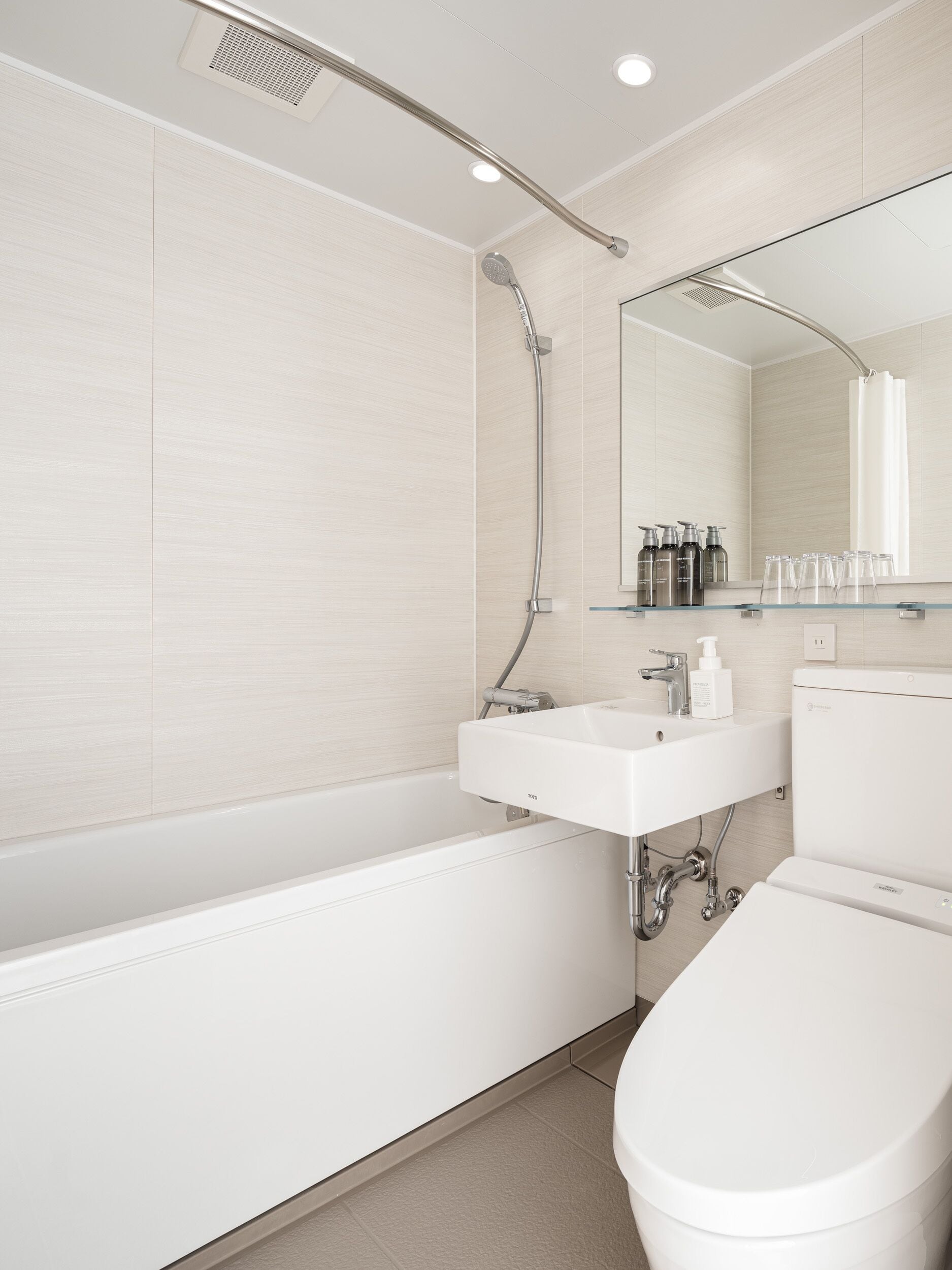 Ein modernes Badezimmer mit einer Badewanne, einem Waschbecken und einer Toilette.