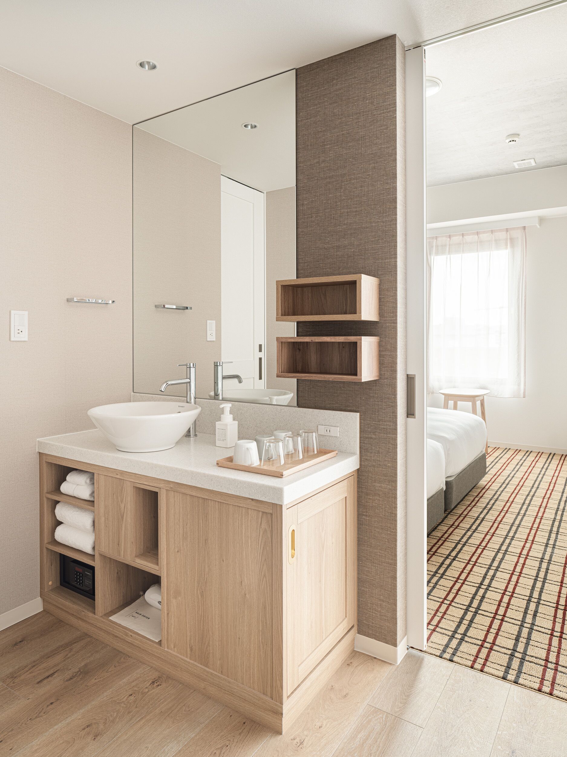 deluxe twin room, non smoking | 1 bedroom, in-room safe, free wifi, bed sheets