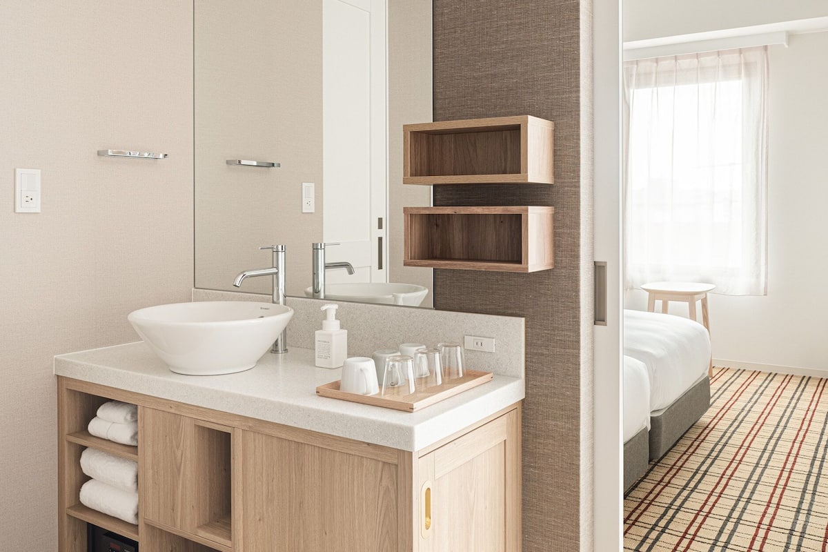 deluxe twin room, non smoking | 1 bedroom, in-room safe, free wifi, bed sheets