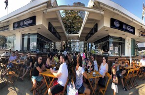 Outdoor dining - Ed. Fte. Gonzaga beach 14and sea view (Santos)