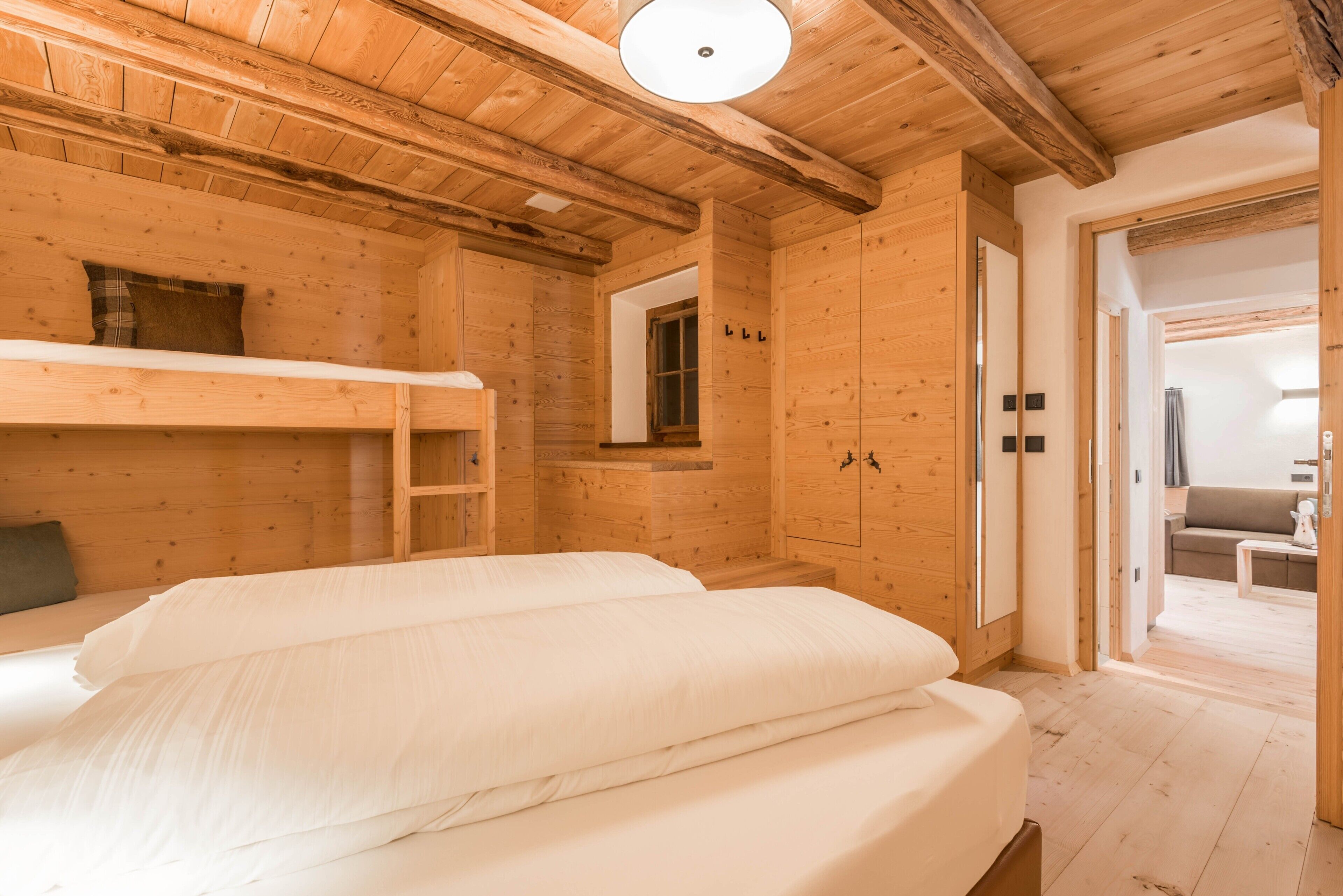 1 habitación, tabla de planchar con plancha, wifi gratis y ropa de cama 