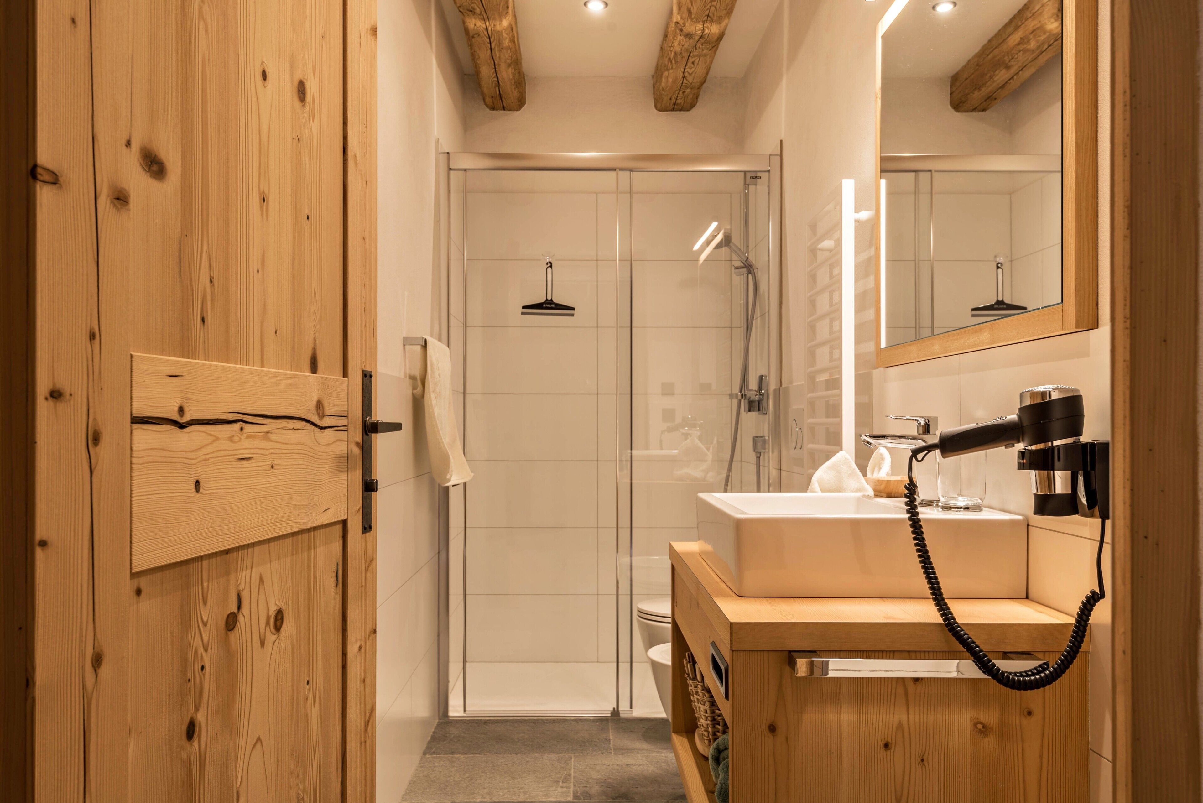 Regadera, secadora de cabello, toallas 