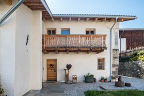 Exterior - Hatzeshof-Alpenglück vacation apartment with mountain view, WLAN, balcony & garden (Lajen)