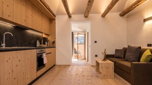 Una cucina moderna con mobili in legno, forno integrato e un piano di lavoro con lavello.