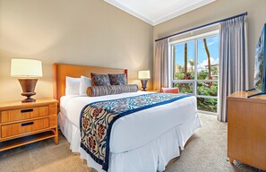 Une chambre d’hôtel avec un grand lit, deux tables de chevet, une fenêtre avec des rideaux et une vue sur des palmiers.