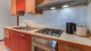 Frigorifero, microonde, forno, piano cottura