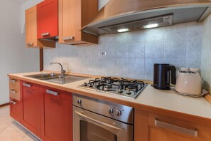 Frigorifero, microonde, forno, piano cottura