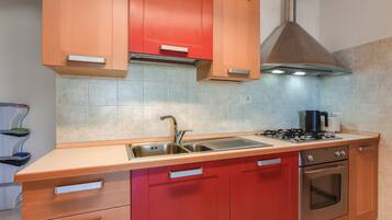 Frigorifero, microonde, forno, piano cottura