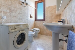 Douche, séchoir à cheveux, serviettes fournies