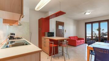 Frigorifero, microonde, forno, piano cottura