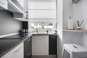 Frigorifero, microonde, piano cottura, macchina per tè/caffè