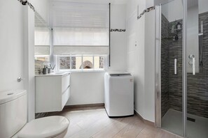 Dusche, Haartrockner, Handtücher