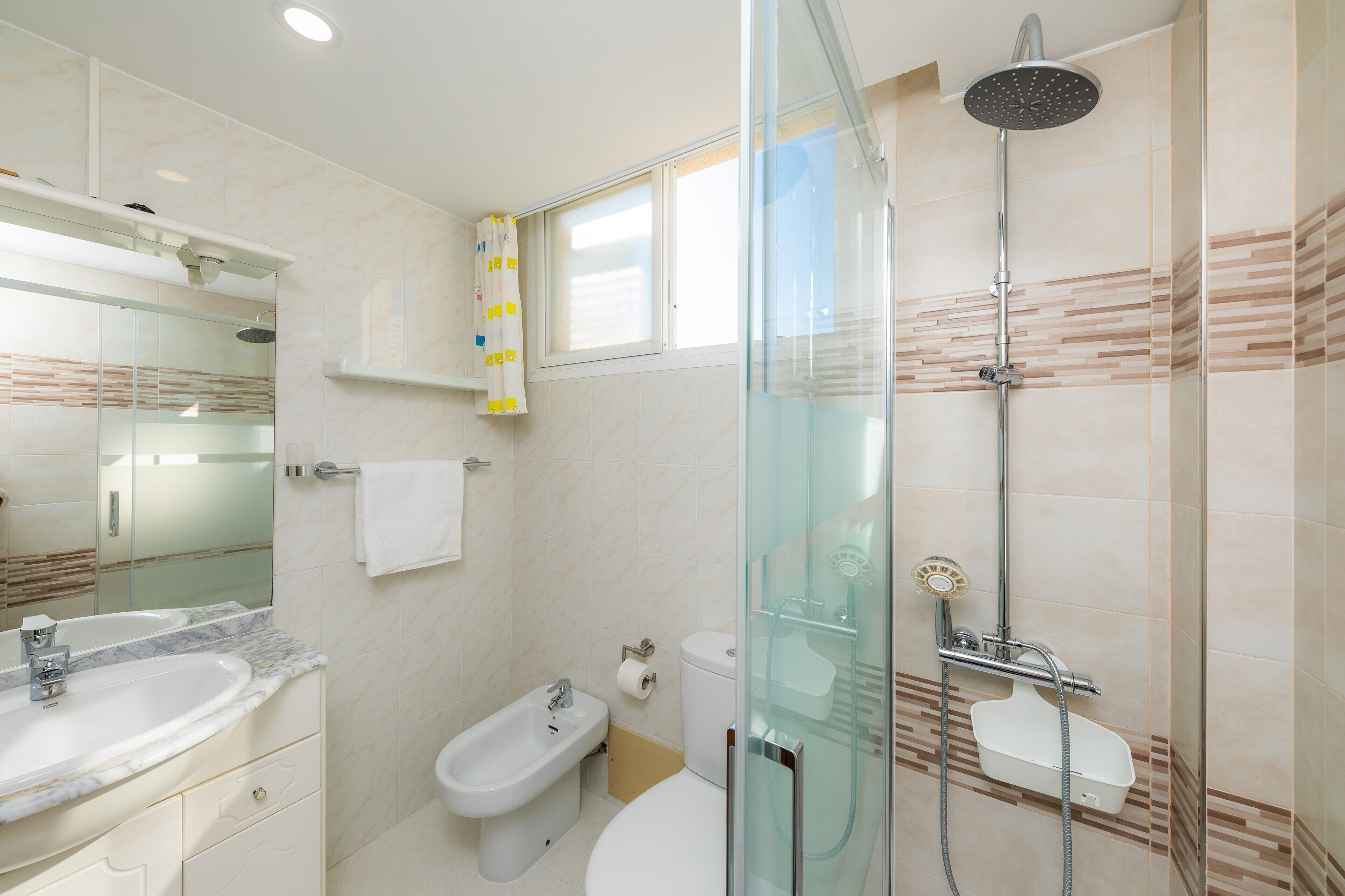 Een douche, een haardroger, handdoeken