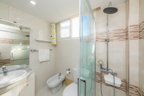 Ducha, secador de pelo y toallas