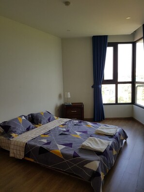 2 bedrooms, iron/ironing board, free WiFi, bed sheets - A simple and comfortable apartment in front of the bay (Ha Long)