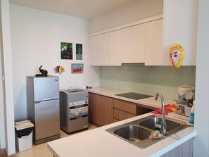 Fridge, microwave, cookware/dishes/utensils, dining tables - A simple and comfortable apartment in front of the bay (Ha Long)