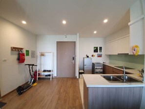 Frigorifero, microonde, pentole/stoviglie/utensili, tavolo da pranzo