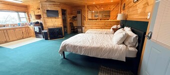 Spacious Studio apartment. Private parking w/garage.
