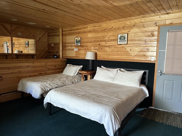 1 bedroom, free WiFi, bed sheets - Spacious Studio apartment. Private parking w/garage. (McMillan)