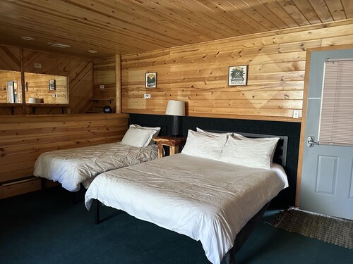 Spacious Studio apartment. Private parking w/garage.