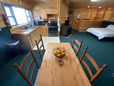 Spacious Studio apartment. Private parking w/garage.