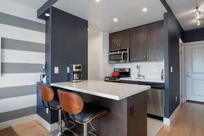 Fridge, microwave, oven, dishwasher - Dreamy Nob Hill Studio w/ Sauna, Gym, City View by Blueground (San Francisco)