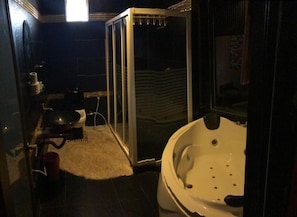 A bathroom with a walk-in shower, a bathtub, and a sink. - GD Hotel - Permas Jaya (Masai)