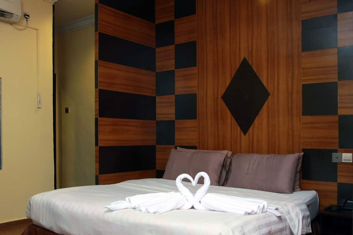 Chambre Double Majestueuse | Fer et planche à repasser, Wi-Fi gratuit, draps fournis
