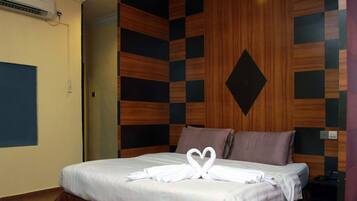 Grandeur Queen Room | Iron/ironing board, free WiFi, bed sheets