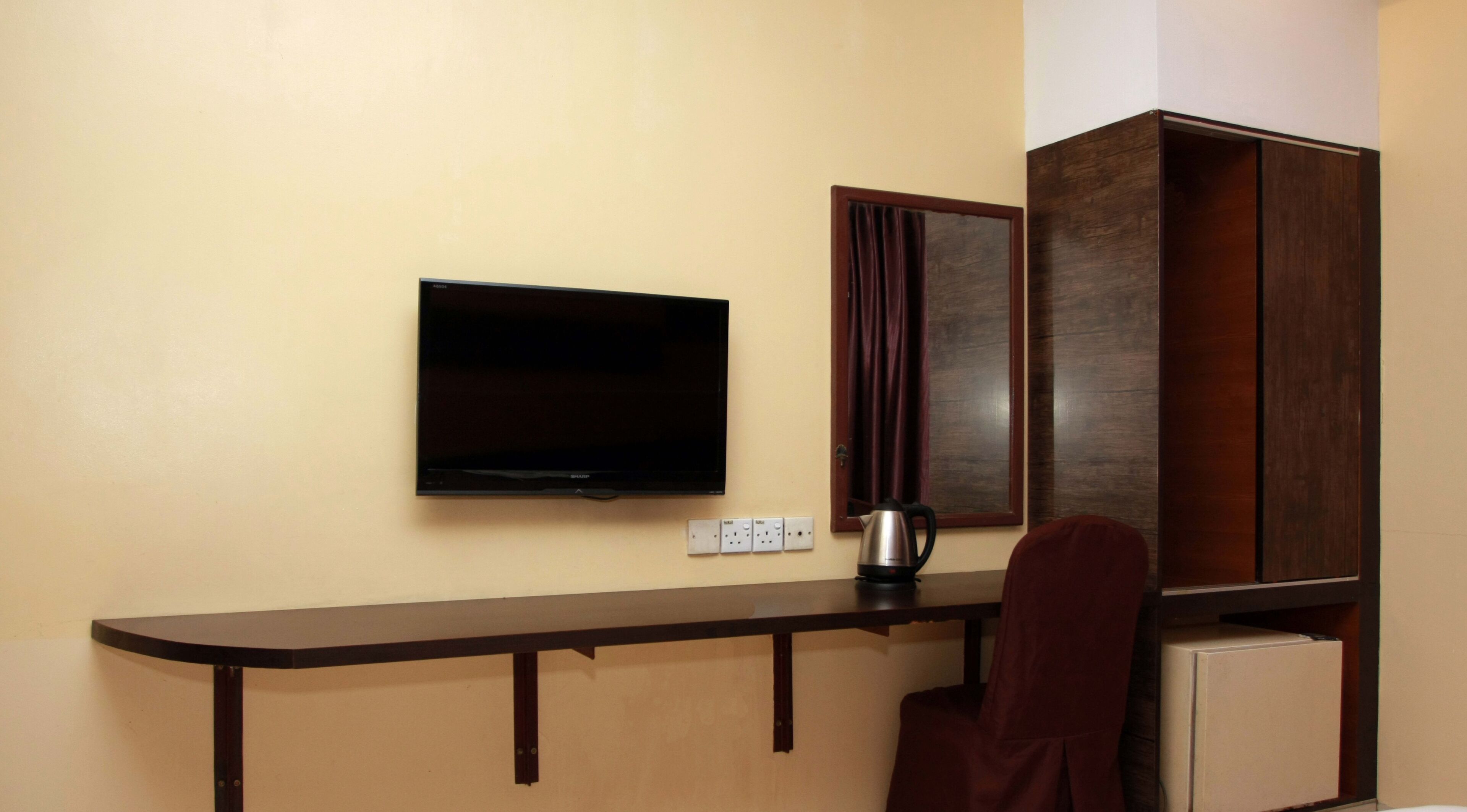 Executive Queen Room | Iron/ironing board, free WiFi, bed sheets