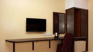 Executive Queen Room | Iron/ironing board, free WiFi, bed sheets