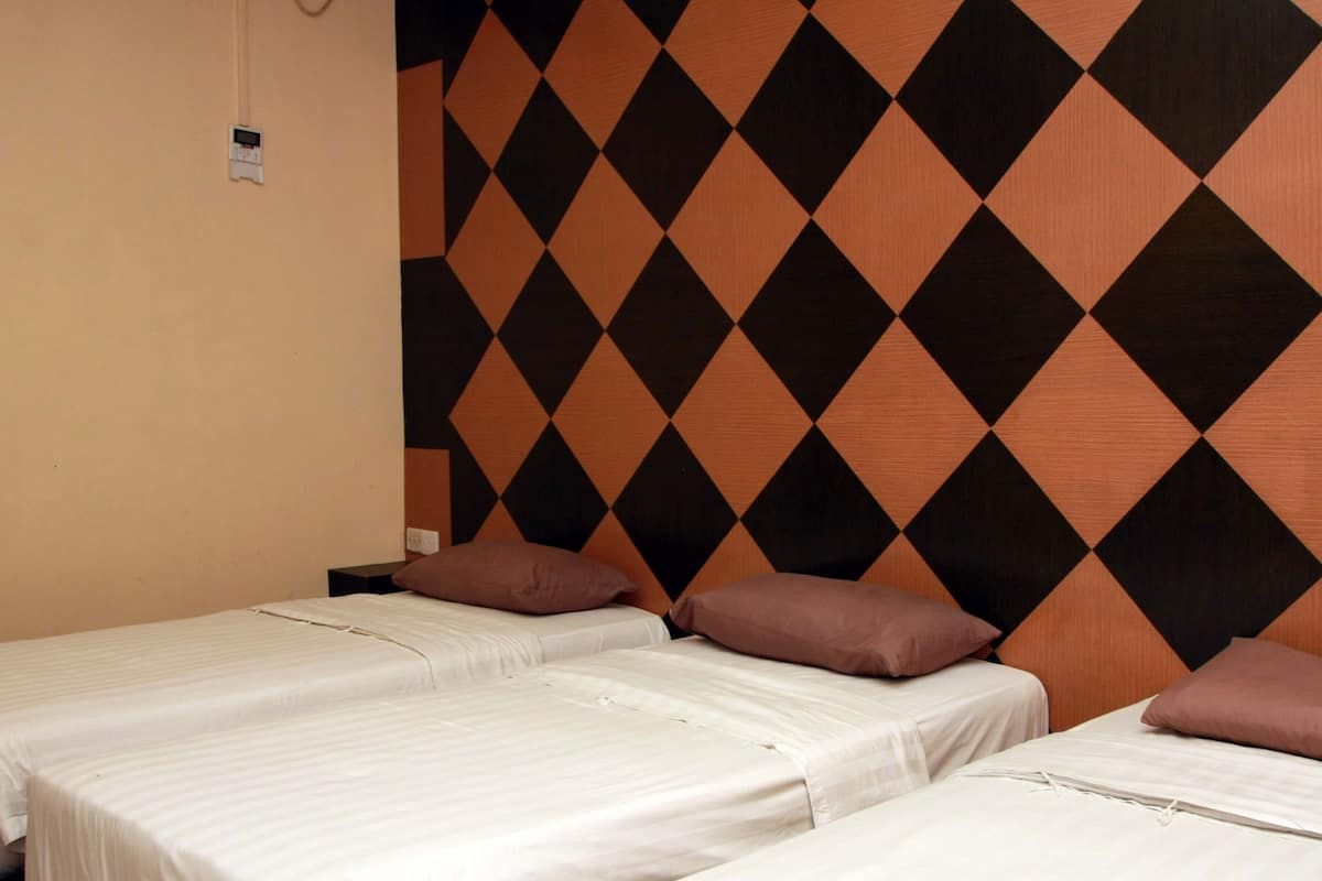 Chambre Triple Familiale | Fer et planche à repasser, Wi-Fi gratuit, draps fournis