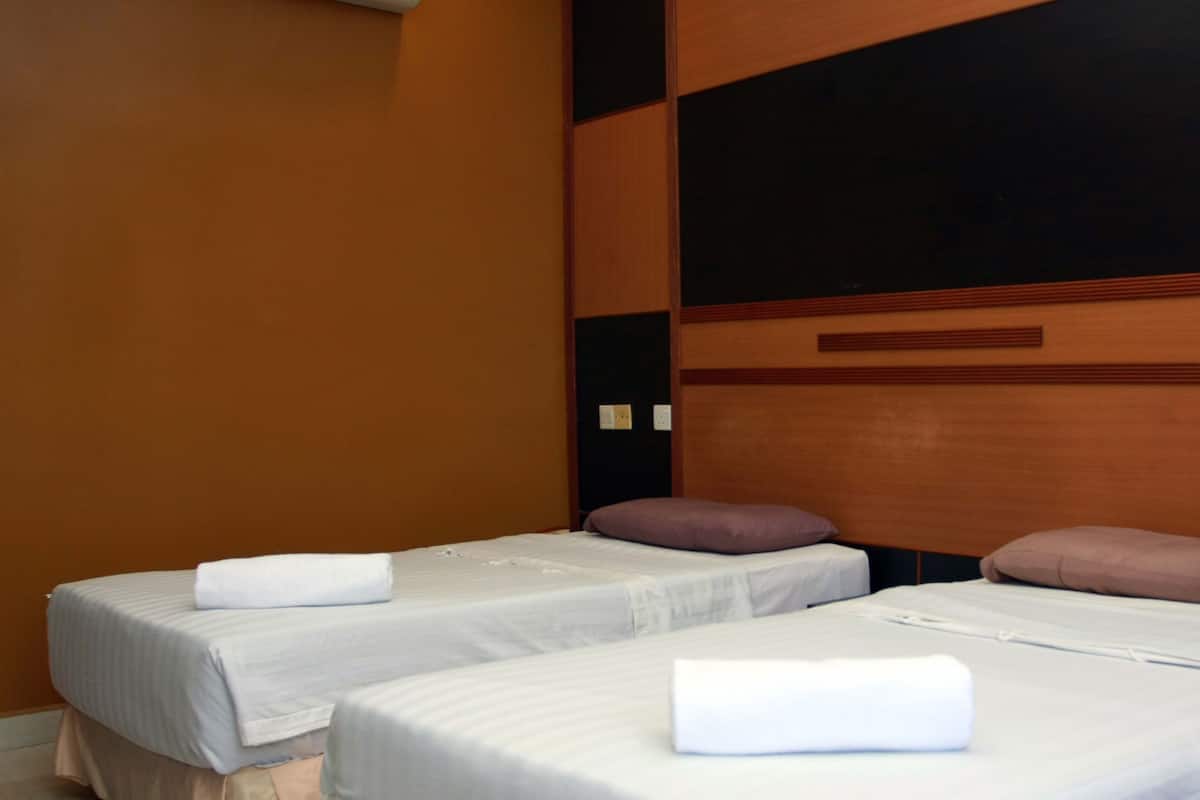 Chambre Deluxe avec lits jumeaux | Fer et planche à repasser, Wi-Fi gratuit, draps fournis
