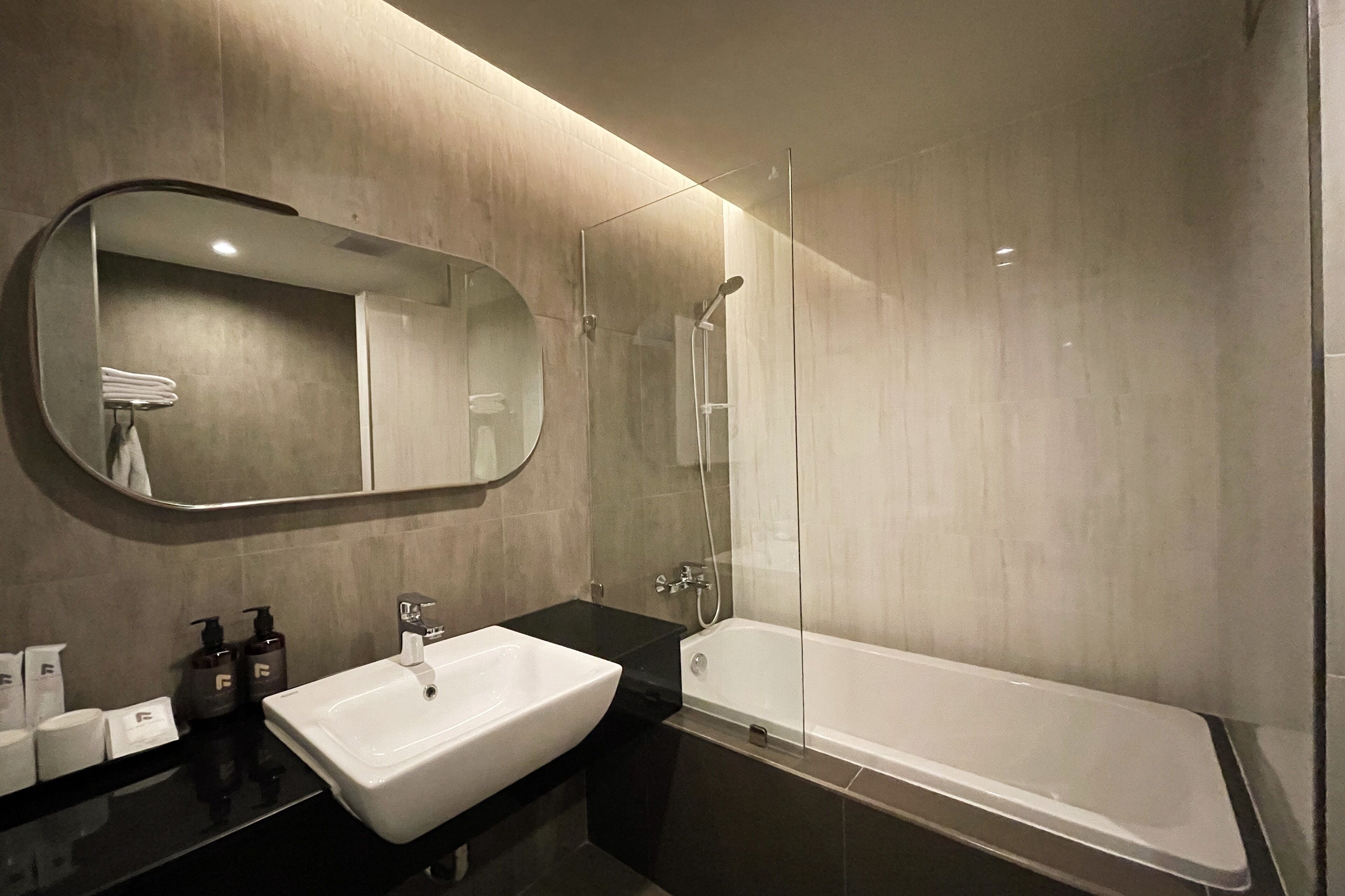 Corner Suites | Bathroom | Free toiletries, hair dryer, slippers, bidet