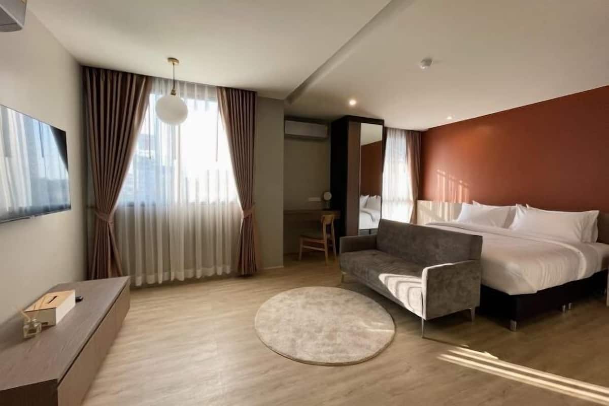 1 bedroom, minibar, in-room safe, desk