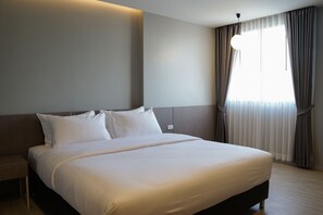 Deluxe Double Room | Minibar, in-room safe, desk, blackout drapes