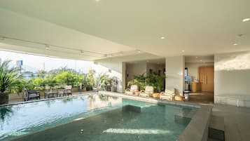 Una piscina cubierta