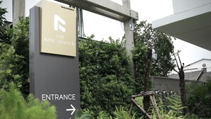 A sign for The Rise Suites with an entrance arrow. - The Rise Suites Hotel Chiang Mai  (Chiang Mai)