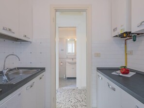 Kühlschrank, Mikrowelle, Geschirrspüler, Kochgeschirr/Geschirr/Besteck