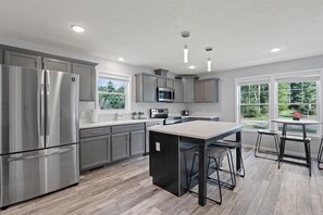 Fridge, microwave, oven, stovetop - Casa Bella @ Spring Brook Resort (Wisconsin Dells)