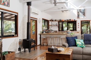 Smart TV, fireplace, books -  Spa with beautiful view, cozy fireplace - Beach 10 km - Eumundi Markets 6 km (Doonan)