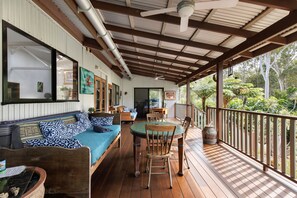 Outdoor dining -  Spa with beautiful view, cozy fireplace - Beach 10 km - Eumundi Markets 6 km (Doonan)