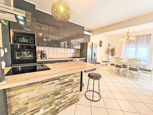 Fridge, oven, dishwasher, highchair