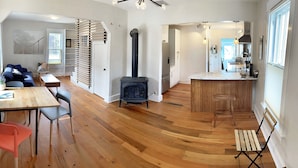 Una cocina moderna con una isla central, suelo de madera y placa de cocina integrada.