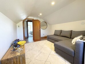 Cheminée, livres, chaîne hi-fi, espaces bureaux