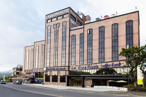 Un hotel con un letrero llamativo que dice "Casa Loma Hotel" y un letrero debajo que indica café y pub.