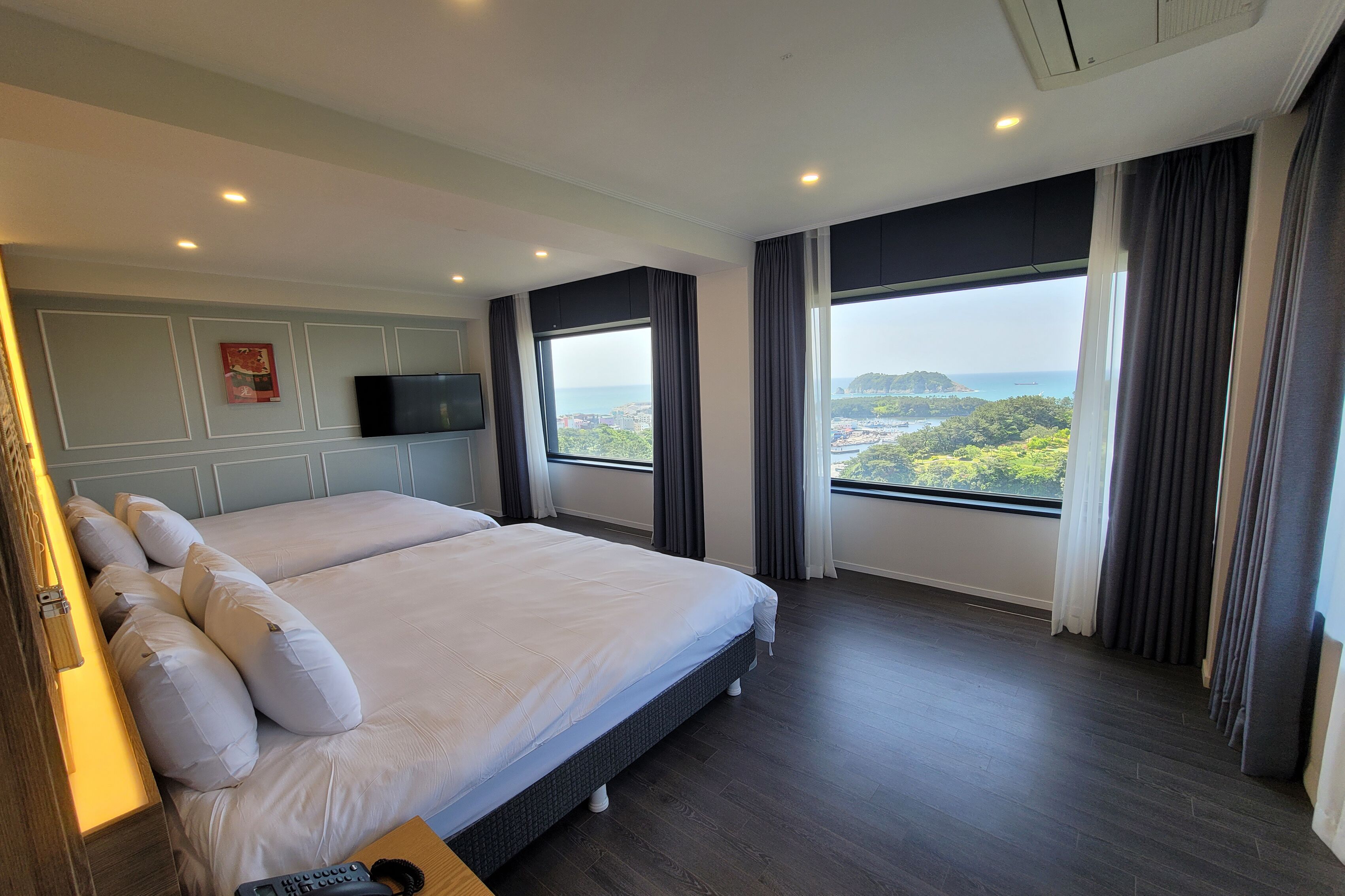 Caja de seguridad en la habitación y escritorio 