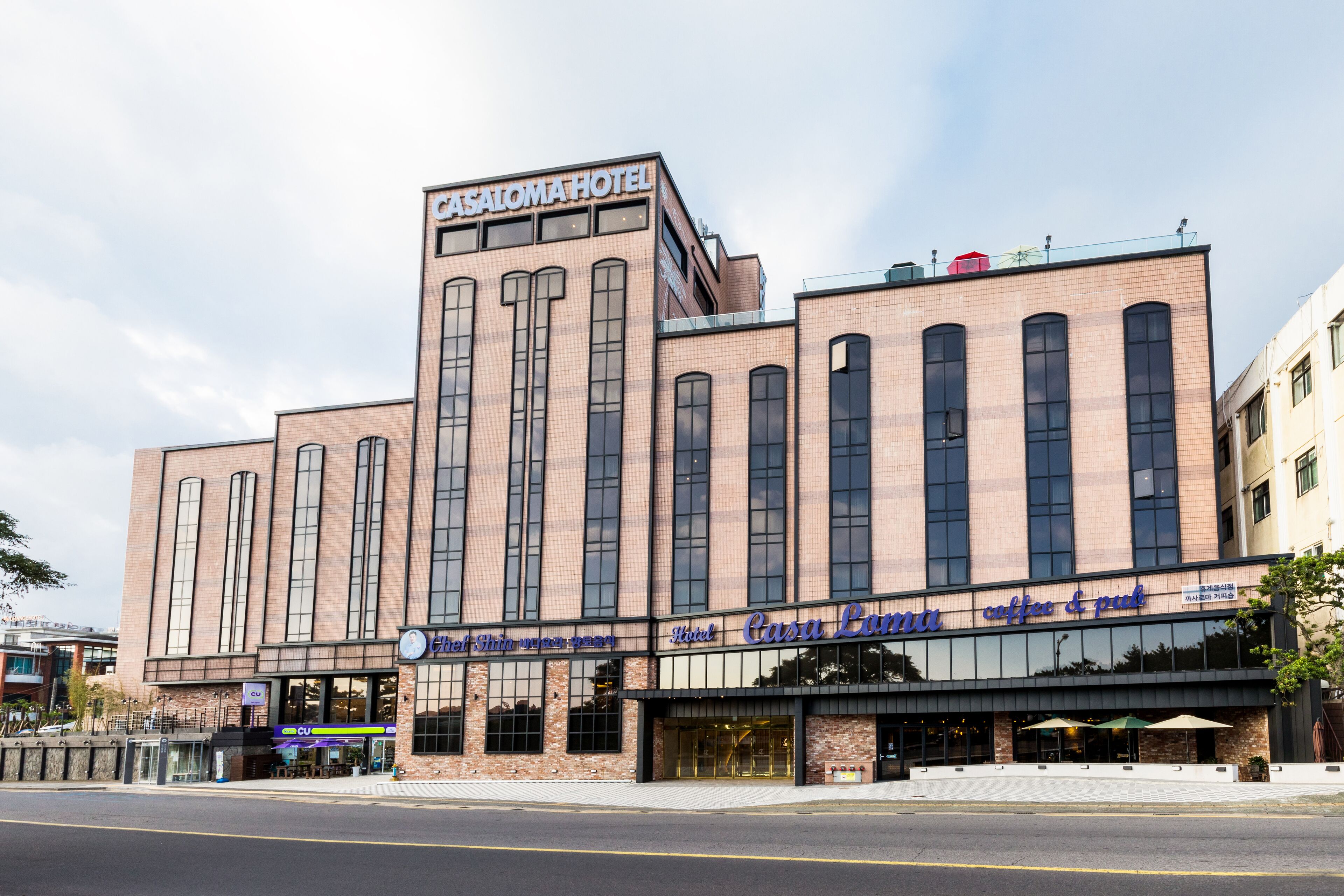 A hotel with a prominent sign reading "CASALOMA HOTEL" and a coffee shop named "Casa Loma Coffee & Pub" on the ground floor.
