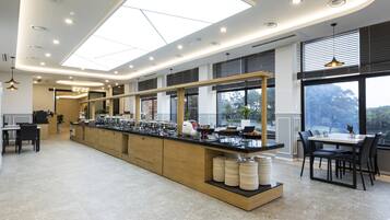 Daily buffet breakfast (KRW 15000 per person)